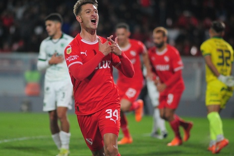 Giménez celebra el primero de su doblete en el Rojo (Fuente: Fotobaires)