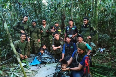 Los militares colombianos con los niños, tras el rescate. 