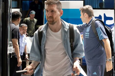 Messi llegó a Beijing donde fue recibido por el furor de cientos de fanáticos. 