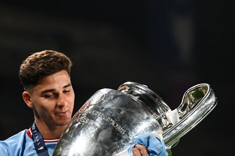 Julián Álvarez con el trofeo de la Liga de Campeones