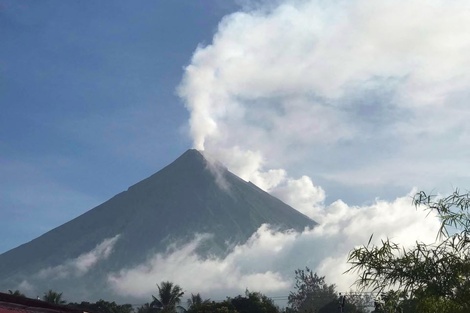 Evacúan a miles de personas en Filipinas por la erupción del volcán Mayón