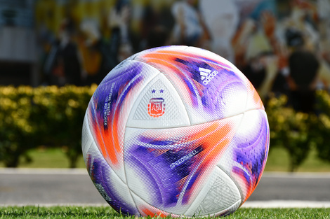 Gotán Argentum, pelota Adidas oficial del fútbol argentino.