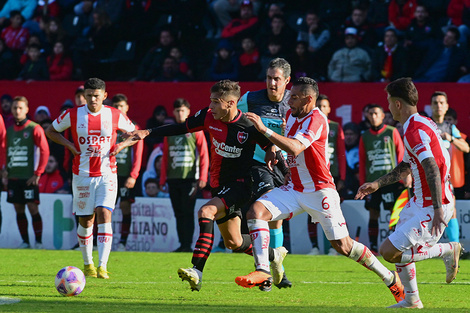 Ramiro Sordo participó mucho del juego pero generó poco riesgo.  (Fuente: Sebastián Granata)