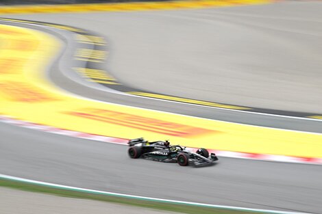 Lewis Hamilton arriba del Mercedes