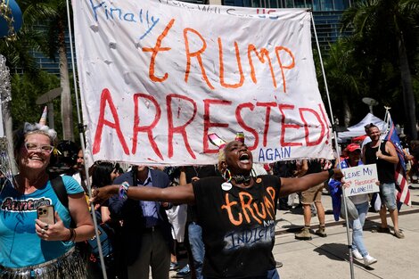 Manifestantes en contra de Trump protestan frente al juzgado de Miami.