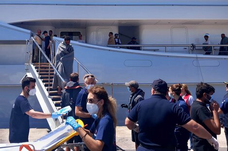 Personal médico recibe a los sobrevivientes del naufragio en Kalamata.