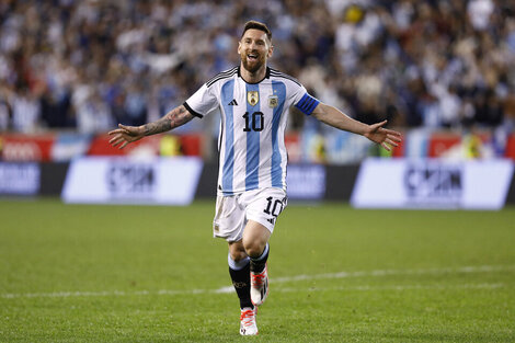 Argentina le gana a Australia con gol de Messi. 