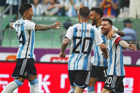 Los abrazos a Messi, que metió el gol más rápido de su carrera