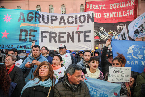 Las delegaciones de las cooperativas se juntaron en las escalinatas del Ministerio de Economía. (Fuente: Jorge Larrosa)