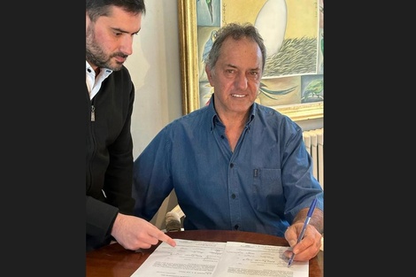 Scioli puso la firma y selló su precandidatura para presidente.