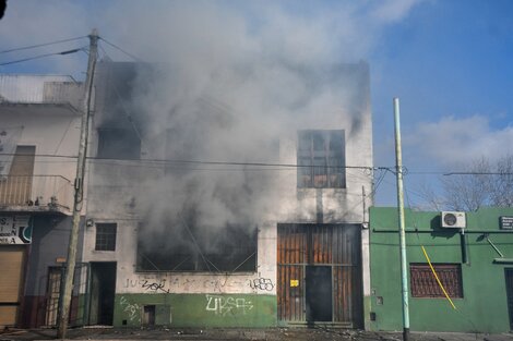 Controlan el incendio de un depósito de artículos de limpieza