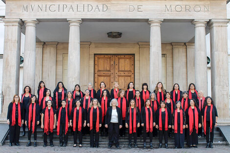 En la puerta de la municipalidad local.