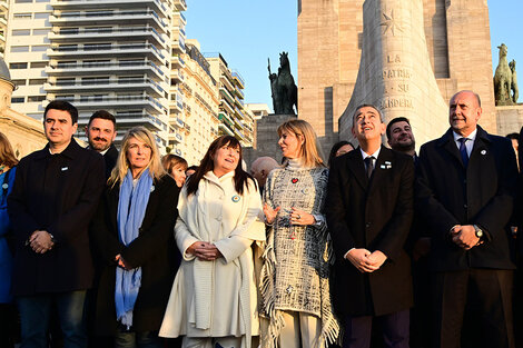 Intendente y gobernador durante el acto oficial acompañado en primer plano por Toniolli, Schmuck, Arena y Rodenas. (Fuente: Sebastián Granata)