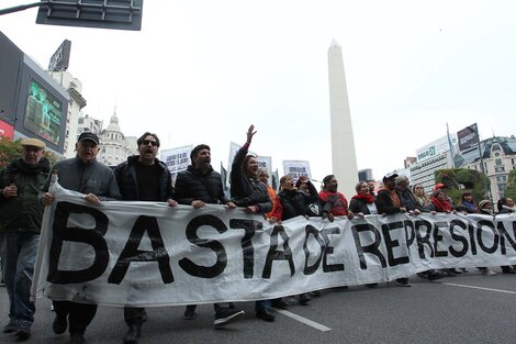 "Abajo la reforma. Arriba los salarios. Basta de represión", fue la consigna de la movilización en el centro porteño.