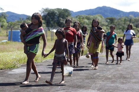 Indígenas de la etnia Yanomami llegando en busca de atención médicaa un puesto militar.