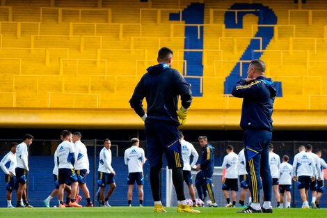 Almirón supervisa la práctica del plantel