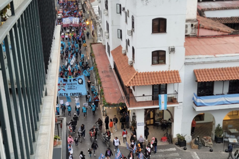 Manifestantes contra el vallado policial mientras se juraba la Carta Magna jujeña