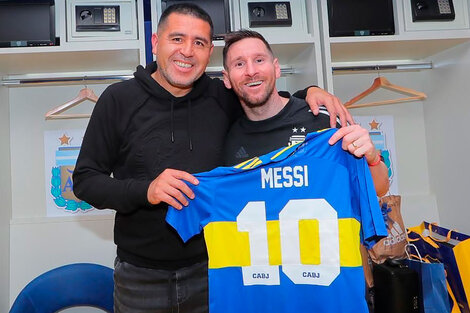 Riquelme y Messi con la camiseta de Boca en la última visita de La Pulga a La Bombonera. 