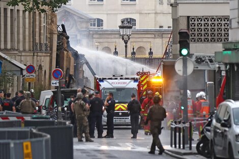 Los servicios de emergencia franceses trabajan en la escena de un incendio después de una explosión de gas en el área del distrito 5 de París, París. (Fuente: EFE)