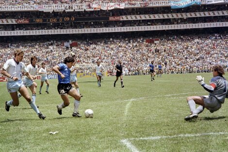 El momento de la definición de Diego frente a Shilton para el Gol del Siglo.