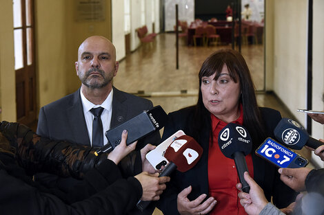 Los ministros Claudio Brilloni y Celia Arena al término del encuentro. (Fuente: Andres Macera)