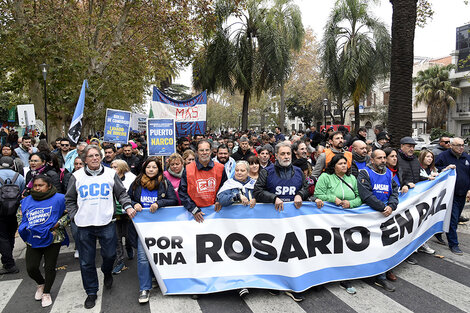 La larga marcha multisectorial en camino a la plaza San Martín.