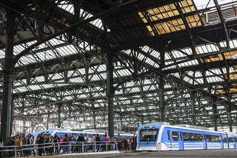 Trabajadores de una empresa tercerizada del ferrocarril Roca cortaban las vías cerca de Avellaneda.