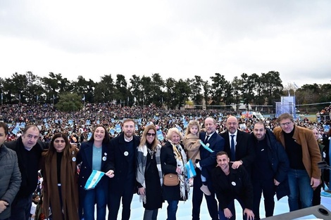 Insaurralde encabezó la promesa de lealtad a la bandera junto a 10 mil alumnos y alumnas