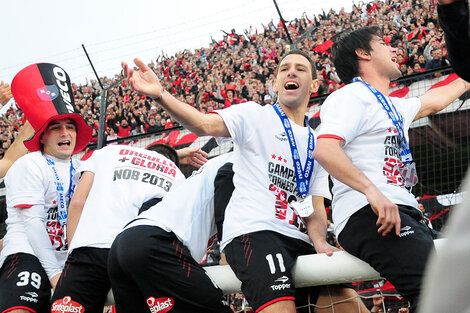 La alegría del campeón. La Fiera Rodríguez festeja el campeonato 2013 conquistado para Newell's. (Fuente: Sebastián Granata)