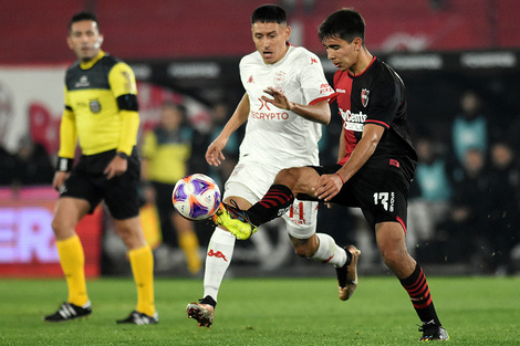 Sforza maniobra ante un rival. Newell´s no tuvo buena noche.