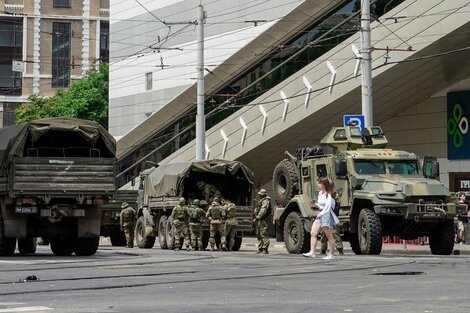 Miembros del Grupo Wagner patrullan las calles de Rostov del Don en el sur de Rusia.