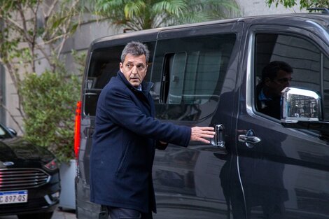 El ministro entrando a la camioneta que lo llevó de reunión en reunión