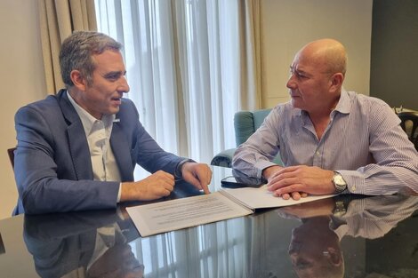 Martínez con el secretario de UPCN.