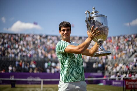 Alcaraz muestra la Copa ganada en Inglaterra (Fuente: EFE)