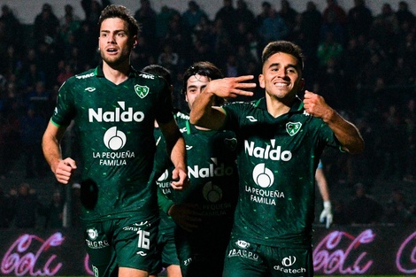 El Verde celebra su éxito ante el Decano (Fuente: Prensa Sarmiento de Junín)