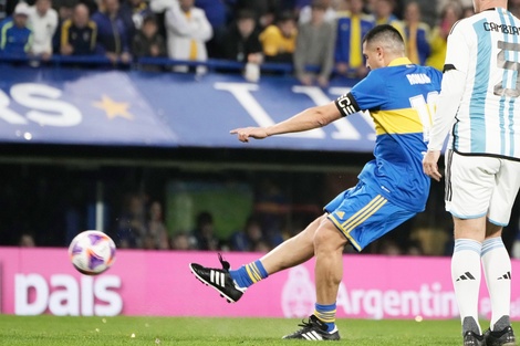 Riquelme acaricia le pelota en el primer tiempo (Fuente: Prensa Boca)