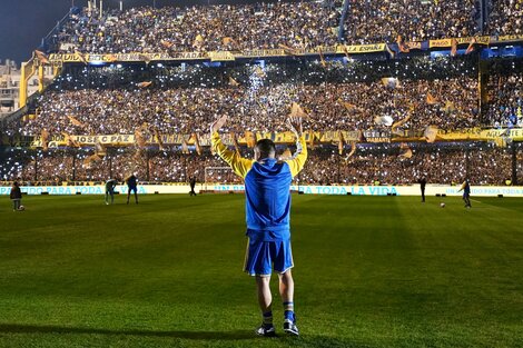 Riquelme saluda a su gente apenas apareció en la cancha (Fuente: Prensa Boca)