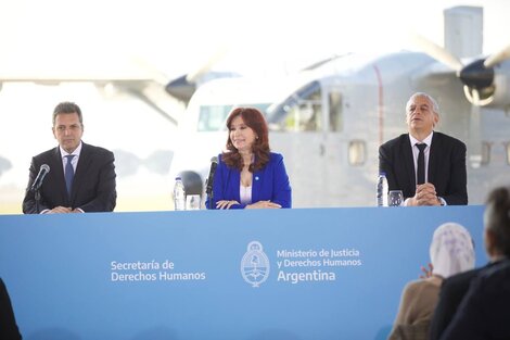 Cristina Fernández acompaña a Sergio Massa en su primer acto como precandidato presidencial en Aeroparque. 