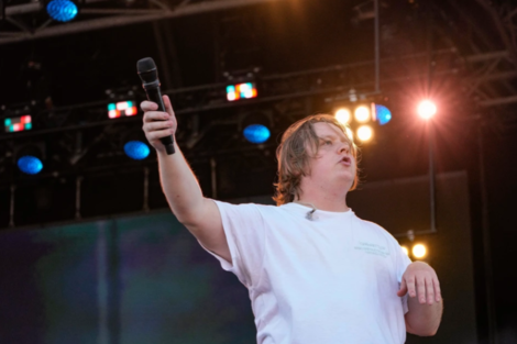 Lewis Capaldi canceló todos sus shows hasta fin de año por una crisis en pleno escenario