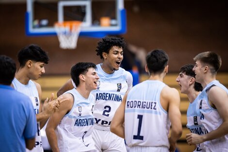 Festejan los pibardos argentinos. El 2, Lee Aaliya, la rompió toda (Fuente: FIBA.com)