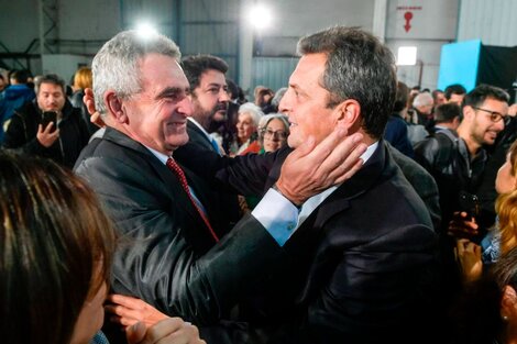 El abrazo entre Agustín Rossi y Sergio Massa durante el acto del lunes en Aeroparque.