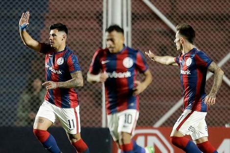 Bareiro encabeza el festejo luego de su gol