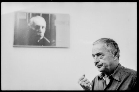 Hernán Kesselman junto a un retrato de Enrique Pichon-Rivière.