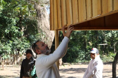 Construyen casillas de madera para familias originarias