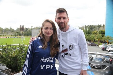 La extrella del equipo femenino se reunió con el capitán de la Scaloneta en 2019.(Tw: @EstefiBanini_10)