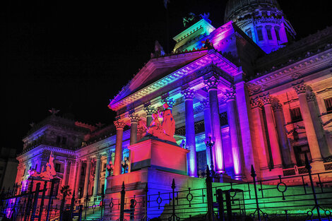 El Congreso se iluminó con los colores del arcoíris