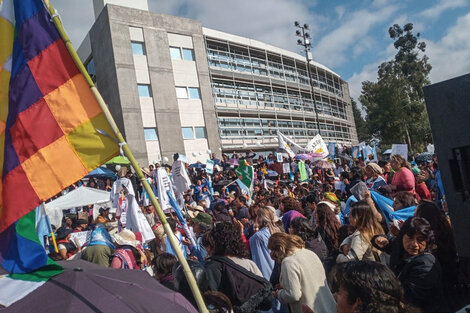 Los docentes jujeños se manifestaron ante el Ministerio de Educación provincial.