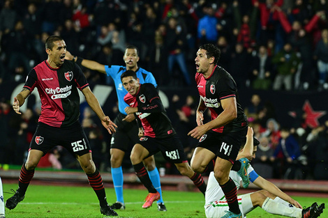 El festejo agónico del gol del empate de Newell's en el descuento. (Fuente: Sebastián Granata)