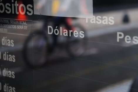 El dólar blue bajó dos pesos