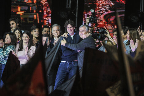 El abrazo entre Martín Lousteau y Gerardo Morales al cierre del acto.